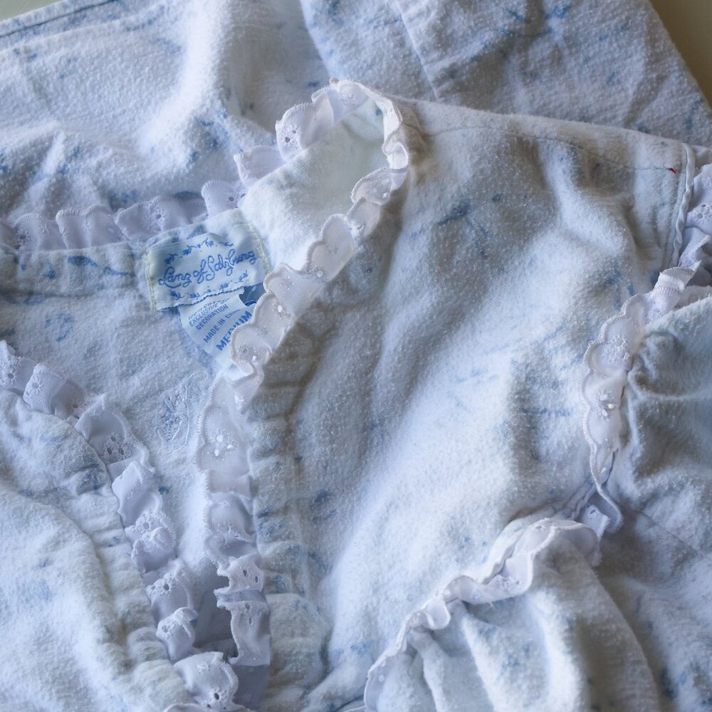 Lanz of Salzburg M Flannel Nightgown – Classic & Cozy - Blue Floral